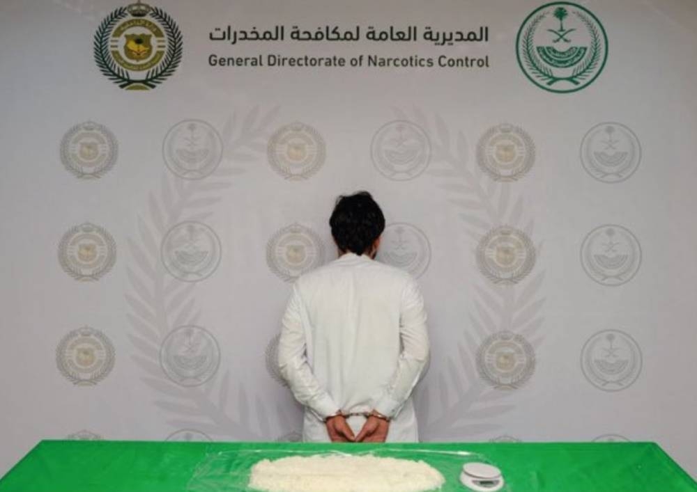 «مكافحة المخدرات» تقبض على مقيم بجدة لترويجه 2.9 كغم من مادة «الشبو» المخدر