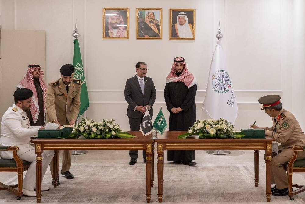 وزير الدفاع يبحث تعزيز التعاون الدفاعي والعسكري مع كوريا وباكستان