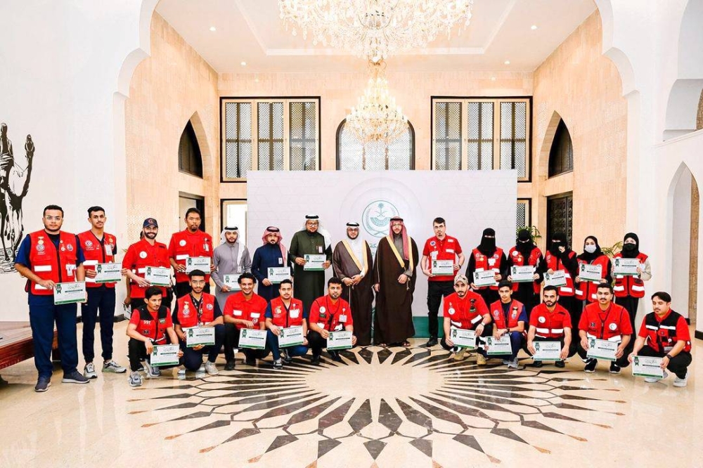 سعود بن نهار يكرِّم متطوعي الهلال الأحمر بالطائف