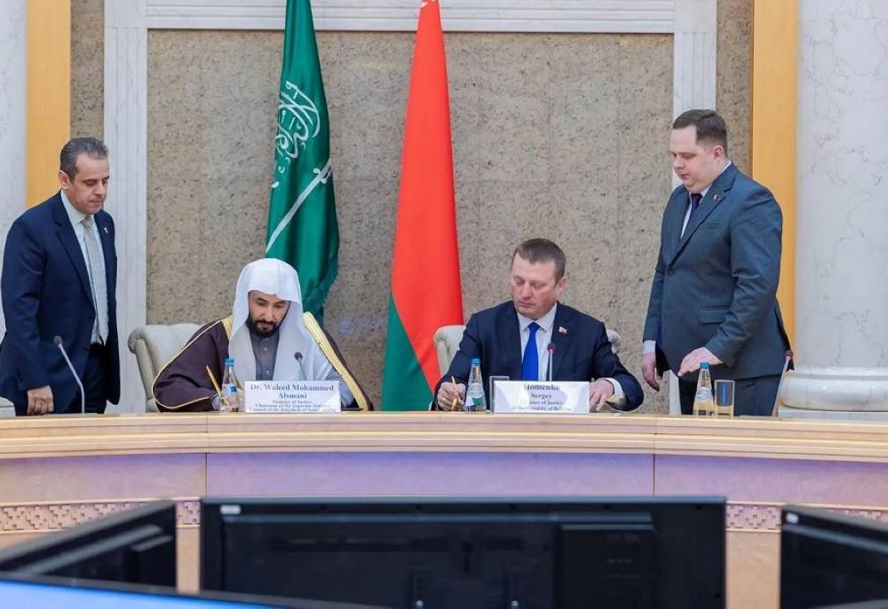 وزير العدل يلتقي نظيره البيلاروسي ويوقعان خارطة طريق للتعاون القانوني والقضائي