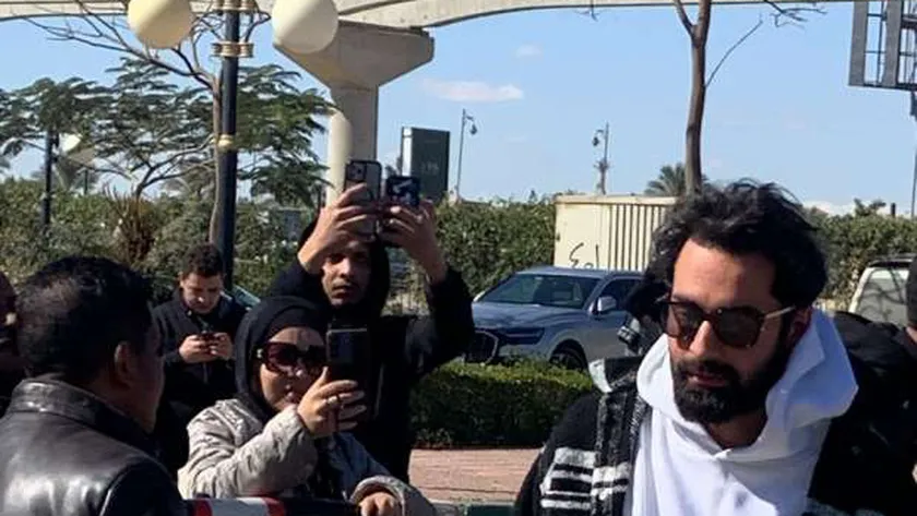 يسرا وأحمد حاتم يشاركان في جنازة والدة تارا عماد