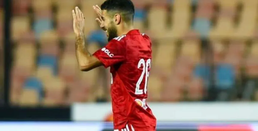 أحمد قندوسي يطيح بمهاجم الأهلي في صيف 2024