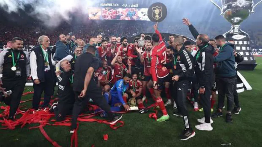 رسالة مؤثرة لنجم الأهلي بعد الفوز بكأس مصر تُبكي الجماهير.. ما علاقة والده؟