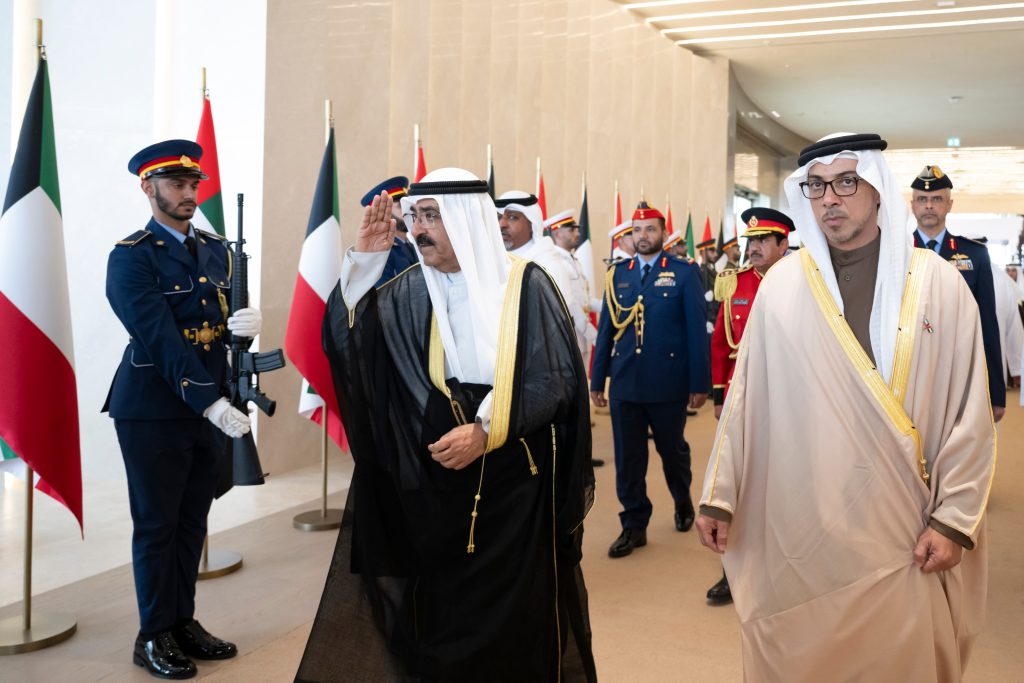 أمير الكويت يغادر البلاد