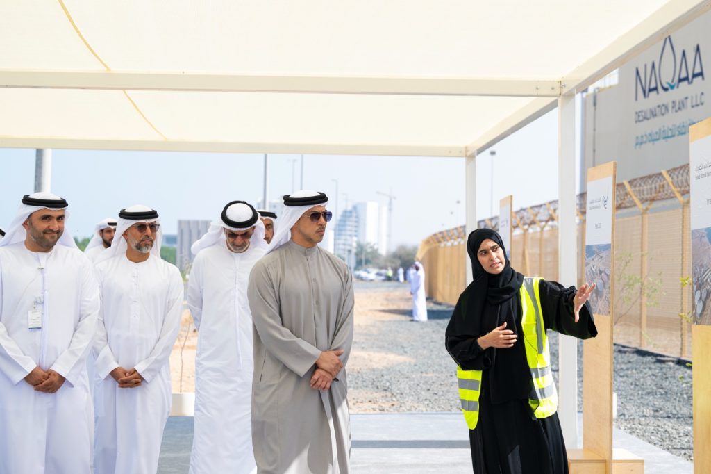 منصور بن زايد يفتتح أول وأكبر محطة لتحلية مياه البحر بتقنية التناضح العكسي في شمال الدولة