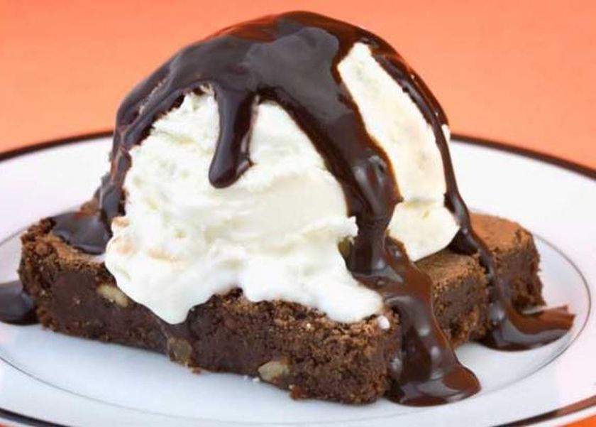 أسهل طريقة لعمل كيكة البراونيز.. «مش هتاخد وقت»