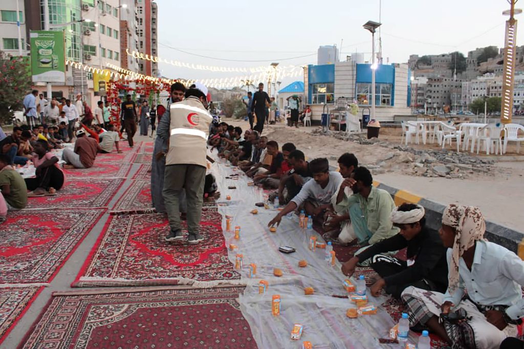“الهلال الأحمر” الإماراتي ترعى أطول سفرة “إفطار صائم” في المكلا باليمن