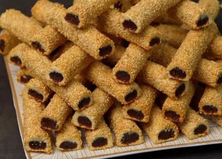 بخطوات بسيطة.. حضري أصابع العجوة بالسمسم في المنزل
