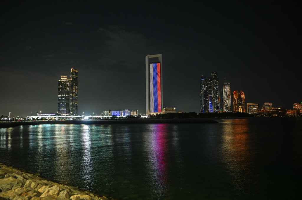 الإمارات تضيء أبرز معالمها بألوان العلم الروسي تضامناً مع ضحايا حادث موسكو