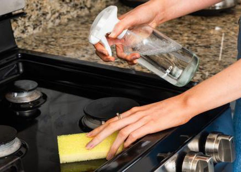 أسرع خطوات لتنظيف البوتجاز بشكل آمن.. «انسي همه في رمضان»