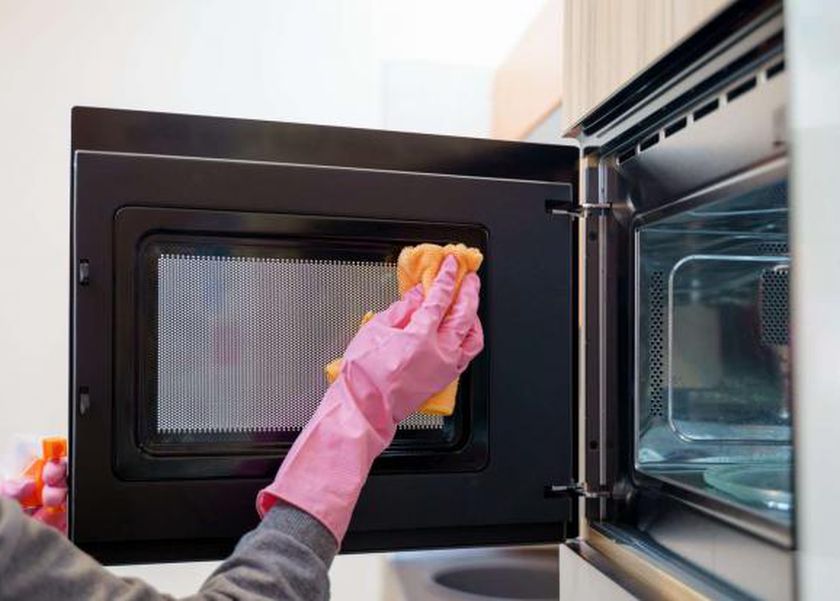 خطوات آمنة لتنظيف الميكرويف بالماء والصابون فقط.. «مش هتاخد وقت»