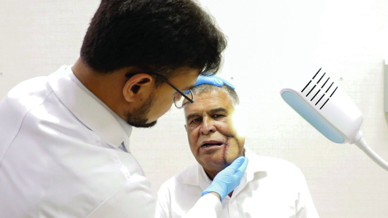 مريض يتعافى من سرطان الفم بعد جراحة استغرقت 11 ساعة