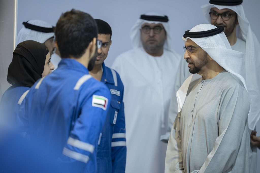 حمدان بن زايد يزور حقل “بوحصا” ويُشيد بتطبيق “أدنوك” تقنيات الذكاء الاصطناعي والتكنولوجيا الحديثة في عمليات الإنتاج