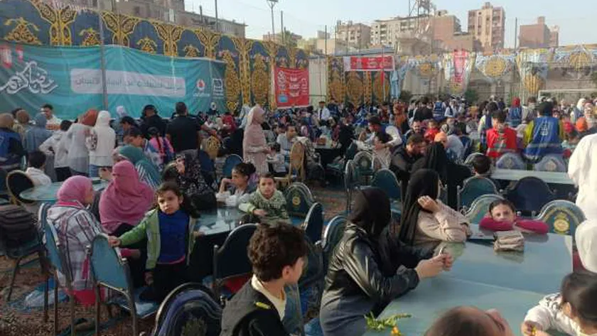 حياة كريمة تجمع مسلمي ومسيحيي شبرا على مائدة إفطار جماعي.. «مصر نسيج واحد»