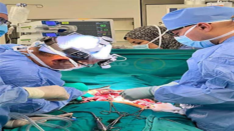 “حي وبيتحرك”.. أطباء يستخرجون حشرة من رئة مريض- لن تتوقعها (صور)