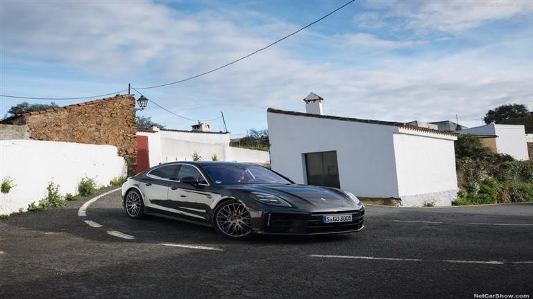 بورشه تقدم باناميرا الجديدة في الأسواق بـ5.5 مليون جنيه.. صور