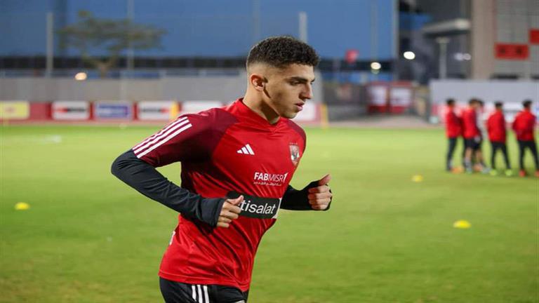 “تخليدا لذكراه”.. كوكا يحمل قميص لوالده قبل بداية مباراة يانج أفريكانز (صور)