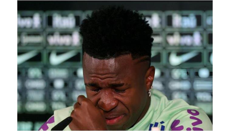 “بالمؤتمر الصحفي”.. فينيسيوس يدخل في نوبة بكاء بسبب العنصرية