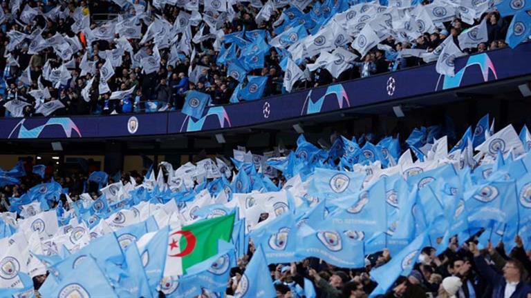 “محرز وكانتونا”.. جمهور مانشستر سيتي واليونايتد يدعمان فلسطين (صور)