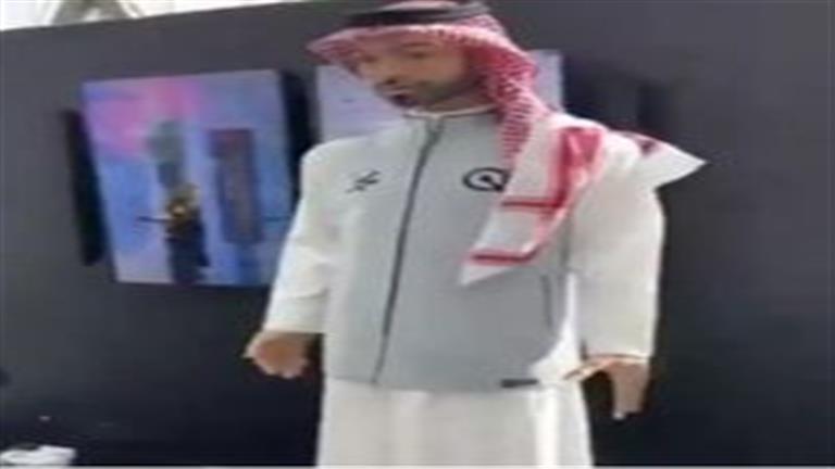 روبوت يلمس مراسلة بطريقة غير لائقة- لن تتوقع ما حدث