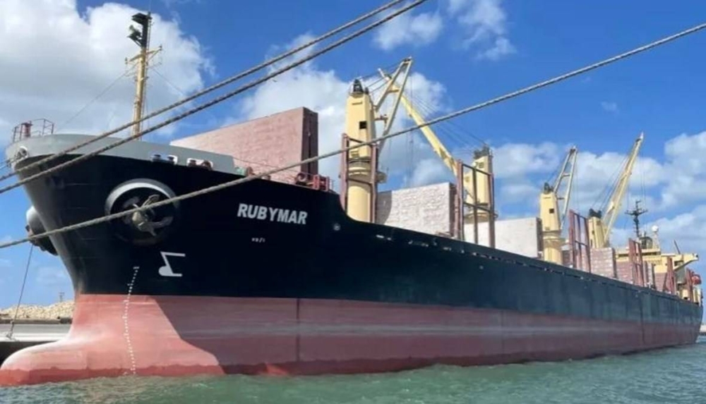 بعد غرق السفينة «روبيمار».. الحكومة اليمنية تحذّر من كارثة بيئية