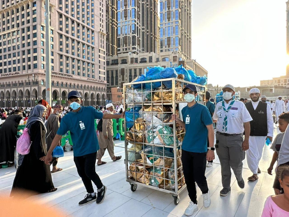 900 كشاف يباشرون مهماتهم لخدمة معتمري وقاصدي المسجد الحرام في رمضان