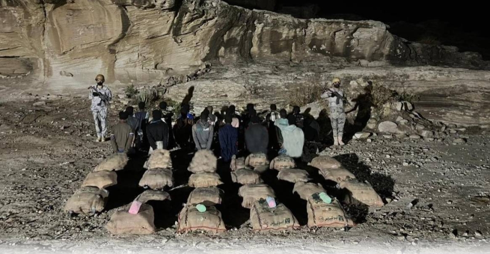 عسير: القبض على (17) مخالفاً لنظام الحدود لتهريبهم (495) كيلوجراماً من نبات القات