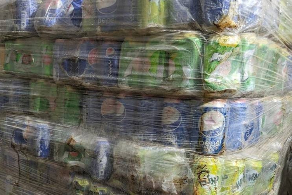 جدة: ضبط مستودع لتخزين مشروبات غازية غير مصرح ببيعها ومواد فاسدة