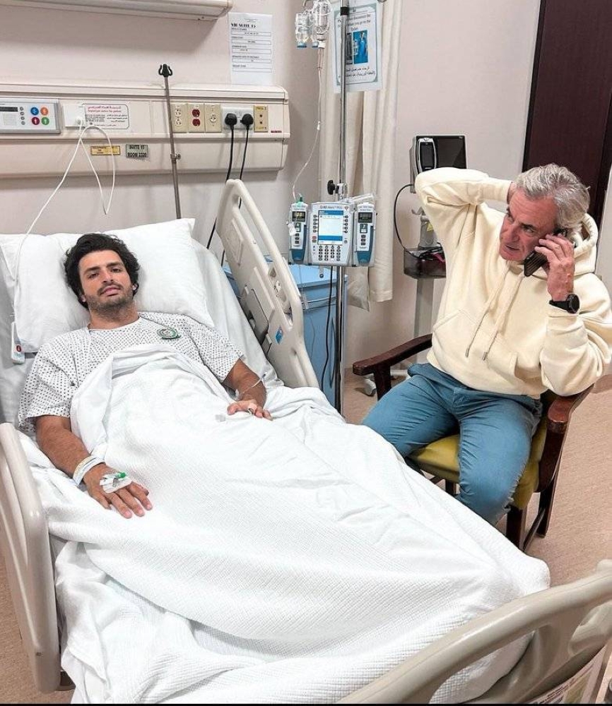 ساينز.. من غُرفة العمليات إلى منصة البطولات