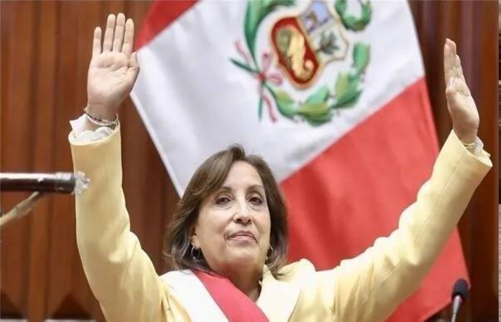 لماذا داهمت الشرطة منزل رئيسة البيرو؟