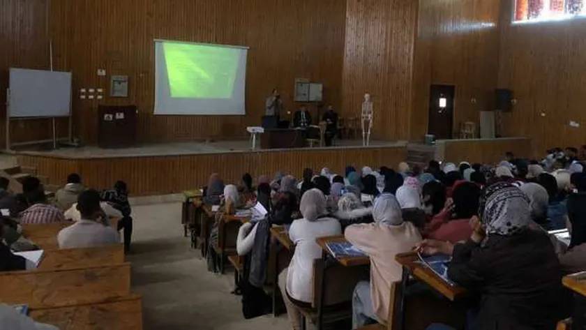 «التربية الرياضية» بسوهاج تنظم ورشة عمل عن إصابات الكتف والركبة