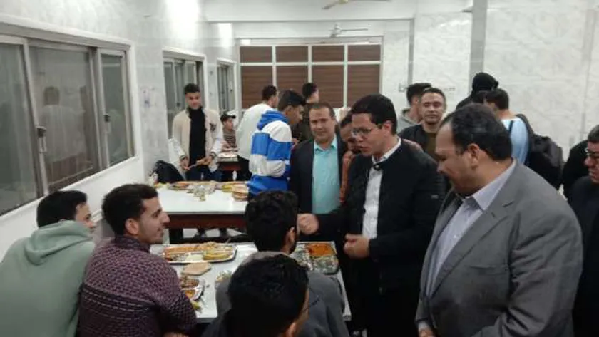 رئيس جامعة بنها يشارك طلاب المدن الجامعية حفل إفطار رمضان