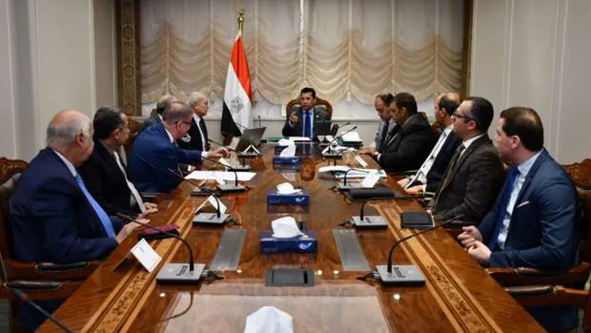 وزير الرياضة يناقش آليات الحد من أمراض القلب والموت المفاجيء في الملاعب