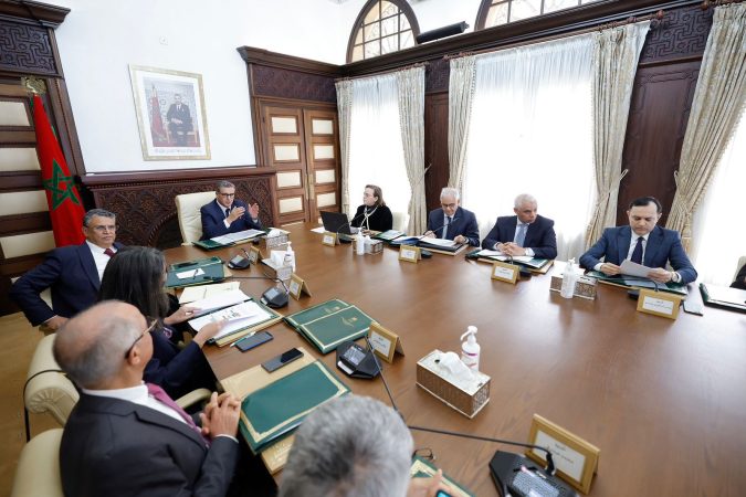 أخنوش يربط اعتماد خطة المساواة باستكمال تمويلها مع الأطراف المعنية