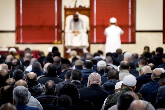 المغرب يعتزم إرسال 274 إماما وأستاذا جامعيا لـ14 دولة خلال رمضان للمواكبة الدينية للجالية