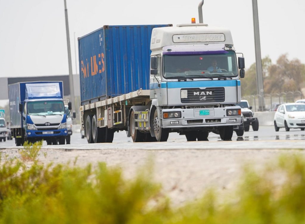 تعديل أوقات حركة مرور الشاحنات على شارع الشيخ محمد بن زايد في أوقات الذروة