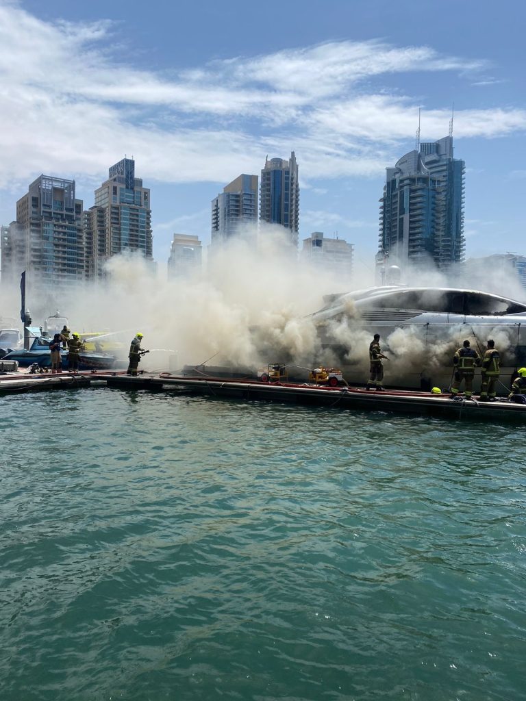 دفاع مدني دبي يسيطر على حريق بيخت في المارينا