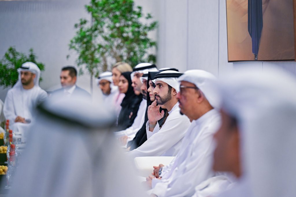 حمدان بن محمد يشهد محاضرة للكاتب دان بيوتنر حول العادات الصحية في المجتمعات المترابطة