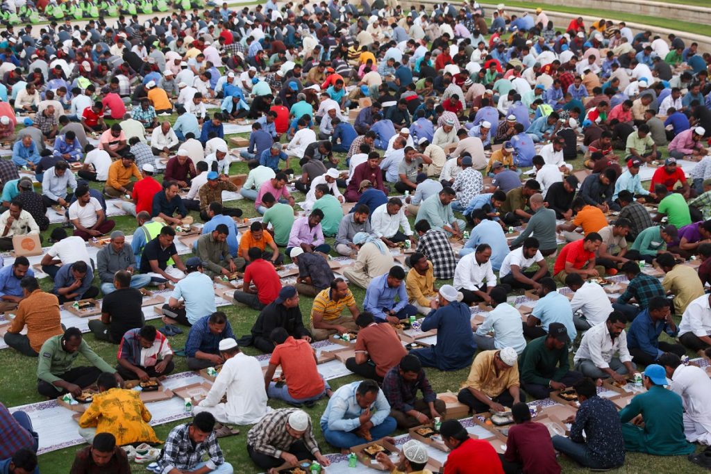 بنك الإمارات للطعام ينظم الإفطار الجماعي الإنساني لأكثر من 5 آلاف عامل بتوجيهات الشيخة هند