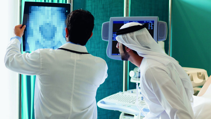 %53 من المواطنين العاملين في القطاع الصحي بالدولة «أطباء وصيادلة»