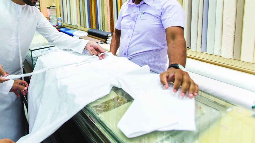 محال خياطة ترفع أسعار تفصيل «كنادير العيد» بنسب تصل إلى 20%