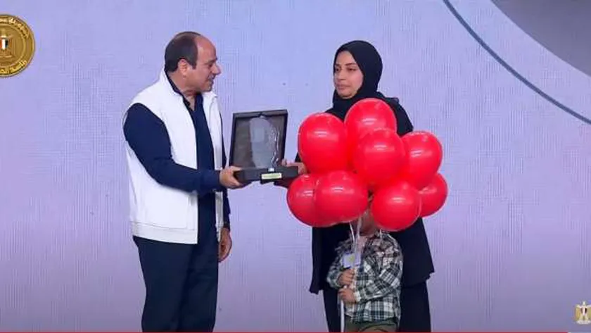 الرئيس السيسي يهدي بالونات حمراء لنجل شهيد (صور)