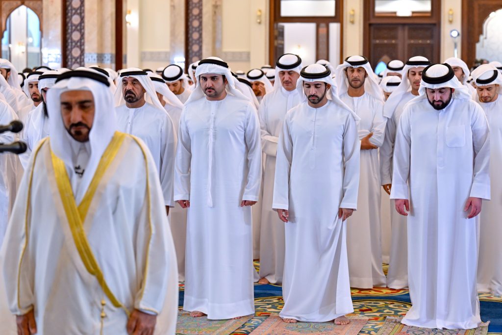 حمدان ومكتوم بن محمد يؤديان صلاة عيد الفطر في مسجد زعبيل الكبير بدبي