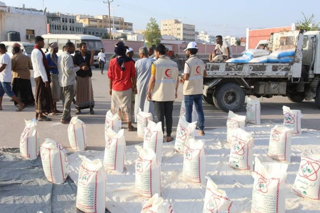 الهلال الأحمر الإماراتي يوزع “زكاة الفطر” على 1270 أسرة بالمكلا