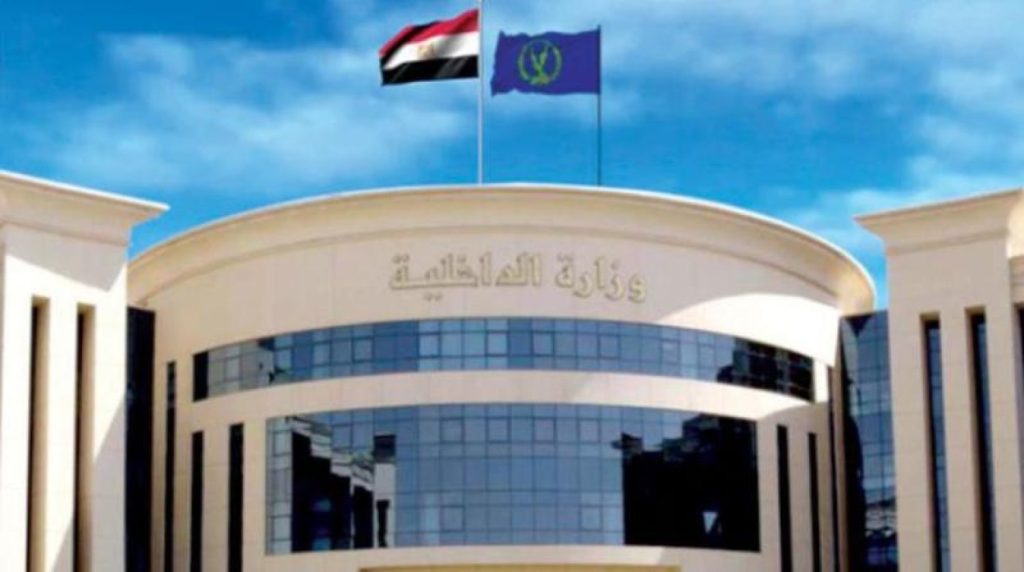 ظهر في شريط فيديو يبتزَّ سائحاً.. فصل أمين شرطة أساء لمصر !