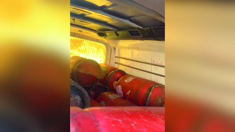 شرطة دبي تضبط حافلة ركاب محملة بأسطوانات غاز