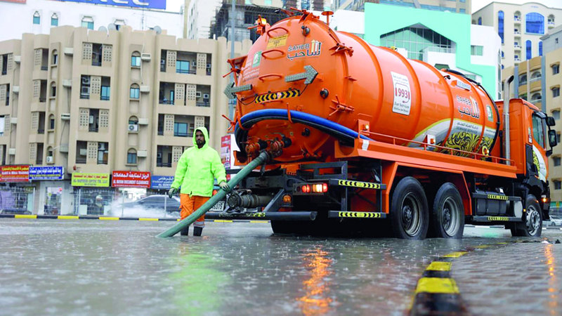 450 صهريجاً و220 مضخة متنقلة لسحب المياه في الشارقة