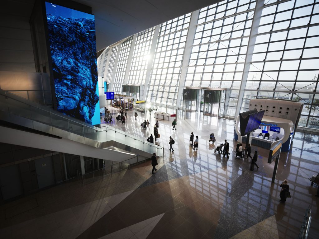  مطار زايد الدولي يؤكد العمل بكامل طاقته رغم الأحوال الجوية الصعبة