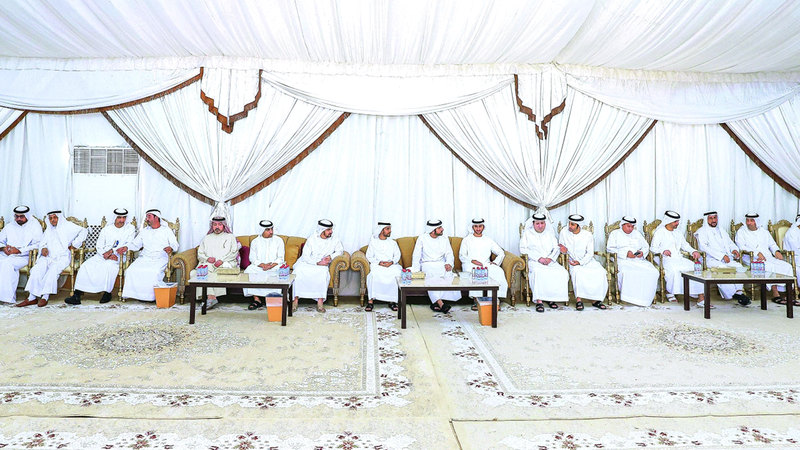 حمدان بن محمد يُقدّم العزاء في حشر بن حمد بن جمعة آل مكتوم