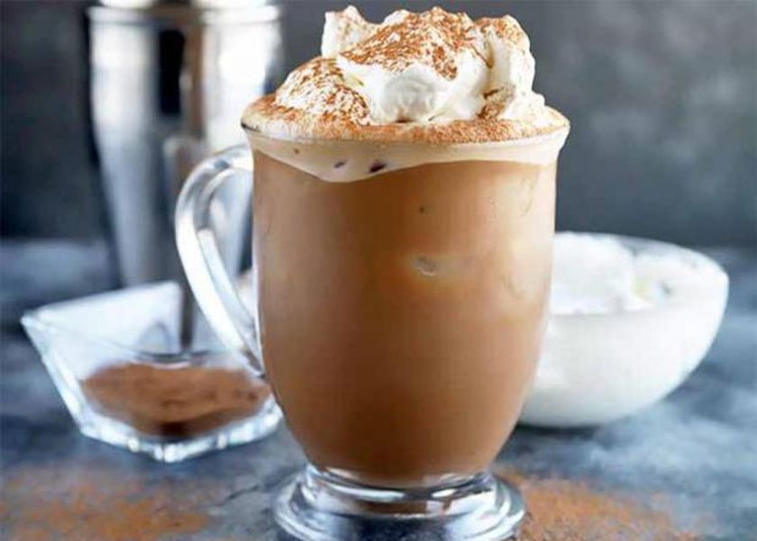 طريقة عمل آيس كوفي في المنزل.. «دون مضرب وبتكلفة قليلة»